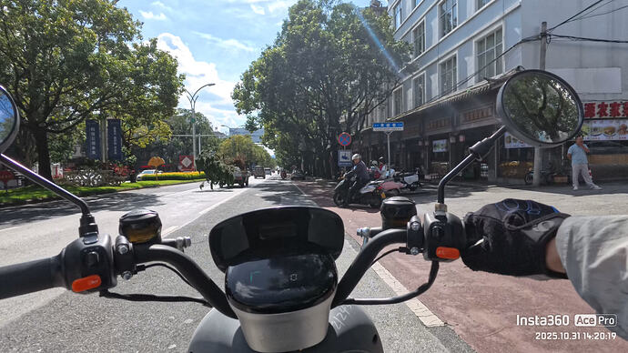 电动车路上_9930