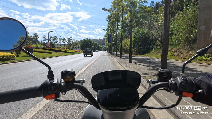 电动车路上_28