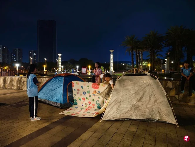 中国广西柳州市柳南区星期一（5月18日）凌晨发生5.2级地震后，有民众在广场搭起帐篷避险。 （中新社）