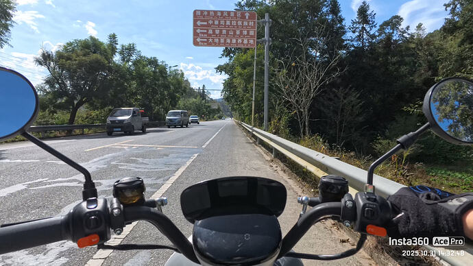 电动车路上_9925